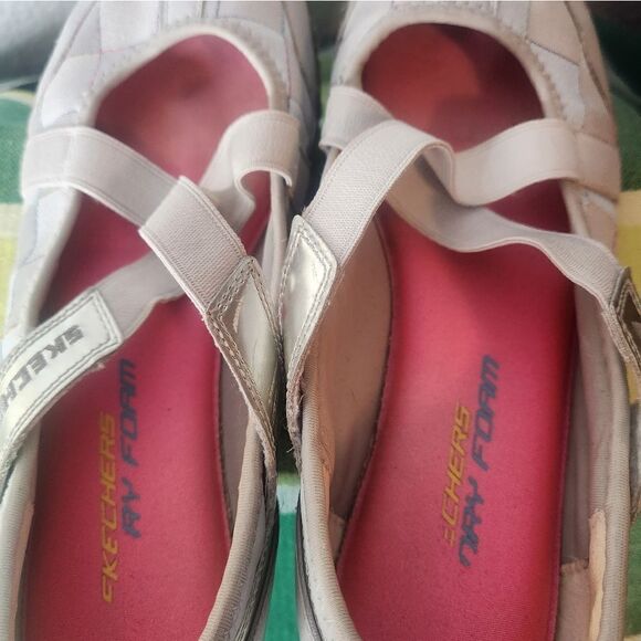 Skechers 10 LightGray Criss-cross SlipOn CheckeredPatent on the side Women Shoes - Picture 2 of 9